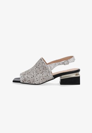 Srebrne buty slingback z trójkątnym noskiem, zdobione koralikami, z odkrytym piętą oraz dwukolorowym blokowym obcasem w odcieniach czerni i metalicznych akcentów.