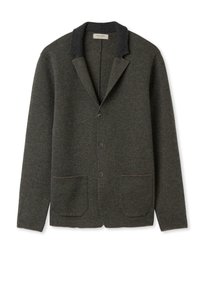 Tmavě šedý pletený blazer se třemi knoflíky, dvěma předními kapsami a kontrastním límcem.