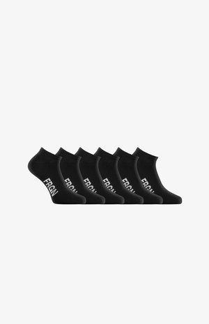 Six paires de chaussettes noires pour chevilles alignées côte à côte, chacune avec le texte blanc "FRGN" sur la semelle.