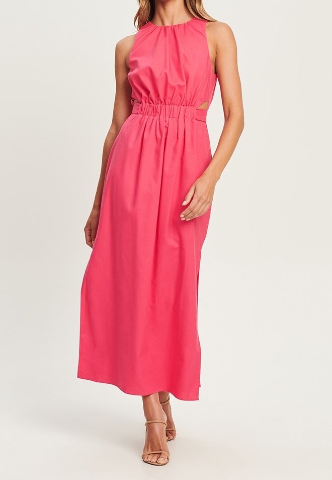 Robe maxi rose à dos nu avec une taille froncée, des découpes latérales et une texture lisse. Présente une silhouette fluide et un ourlet longueur cheville.