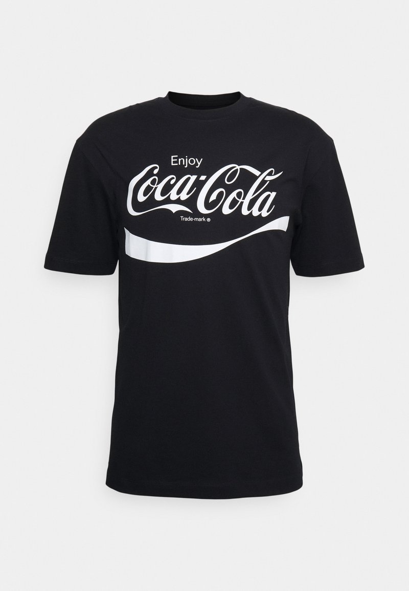 Černé bavlněné tričko s velkým bílým logem Coca-Cola, zakřiveným bílým pruhem pod ním, krátkými rukávy a kulatým výstřihem.