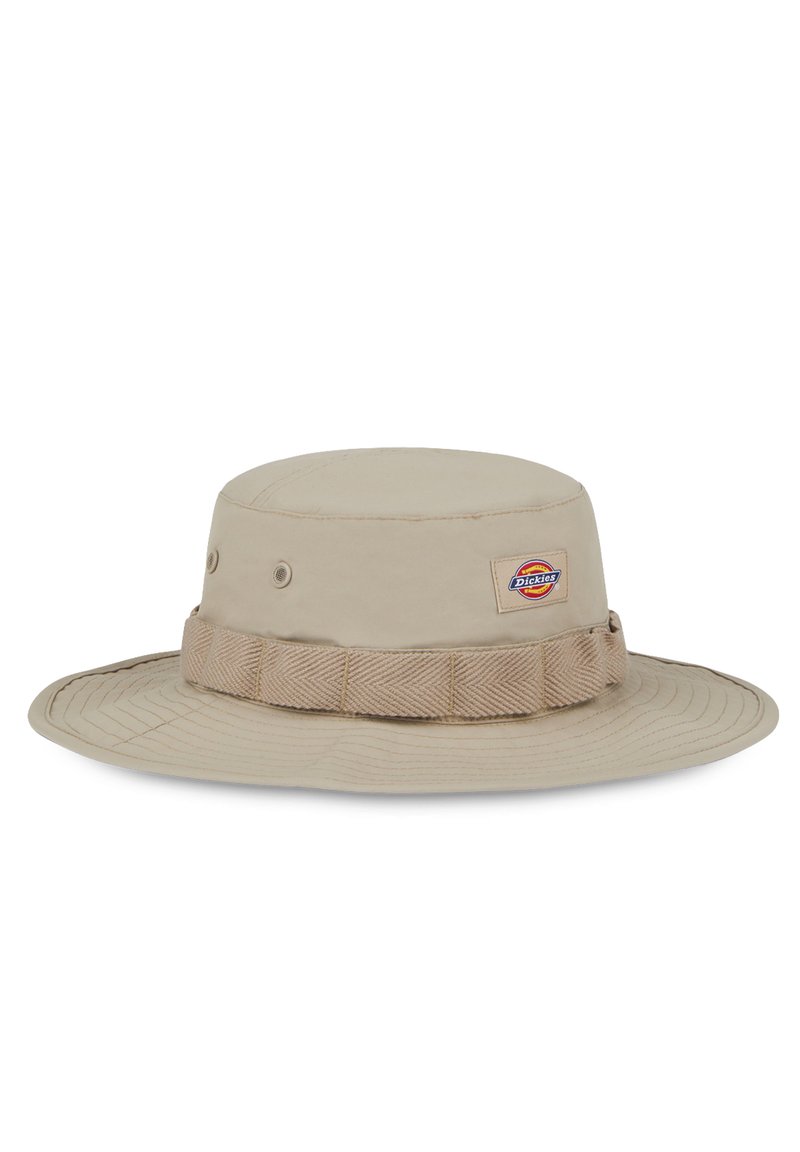 Beige Hut mit breiter Krempe aus Stoff, mit einem strukturierten Band. Verfügt über Lüftungsöffnungen und ein Logopatch auf der Vorderseite.