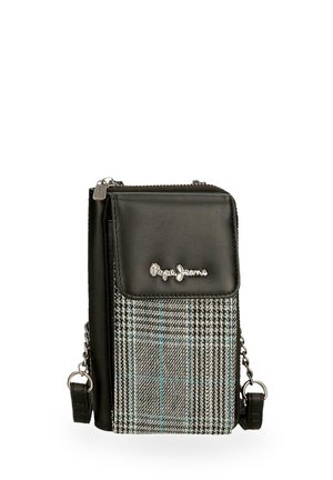 Bolso bandolera compacto con solapa de cuero sintético negro y frontal de tela a cuadros, con el logo plateado de "Pepe Jeans" y detalles de cadena en la correa.