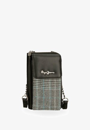 Bolso bandolera compacto con solapa de cuero sintético negro y frontal de tela a cuadros, con el logo plateado de "Pepe Jeans" y detalles de cadena en la correa.