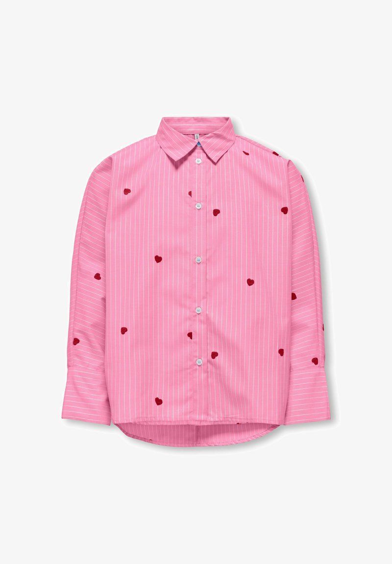 Rosa skjorte med knapper og lange ermer, med tynne hvite vertikale striper og små, spredte røde hjerte-mønstre.