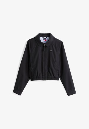 Črna skrajšana jakna z ovratnikom, sprednjim zadrgo, elastičnim robom in diskretnim logotipom na prsih. Gladek material z mat zaključkom.