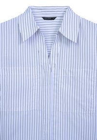 Chemise bleu clair à boutons avec des rayures verticales noires, un col classique et deux poches poitrine. Tissu lisse avec une texture nette.