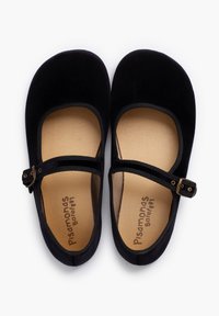 Schwarze Samt-Ballettschuhe mit abgerundeten Zehen und einem seitlichen Schnallenriemen. Sie verfügen über eine weiche braune Innensohle mit eingeprägtem Logo und eine flexible Sohle.