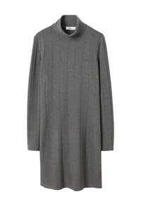 Szara dzianinowa sukienka z kołnierzem typu mock turtleneck, długimi rękawami, prążkowaną teksturą i pionowymi paskami. Prosty brzeg na dole.