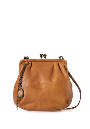 Braune Leder-Schultertasche mit schwarzem Metallverschluss und Kette, die einen Cameo-ähnlichen Anhänger an der Vorderseite trägt, mit der Aufschrift "aunts & uncles."