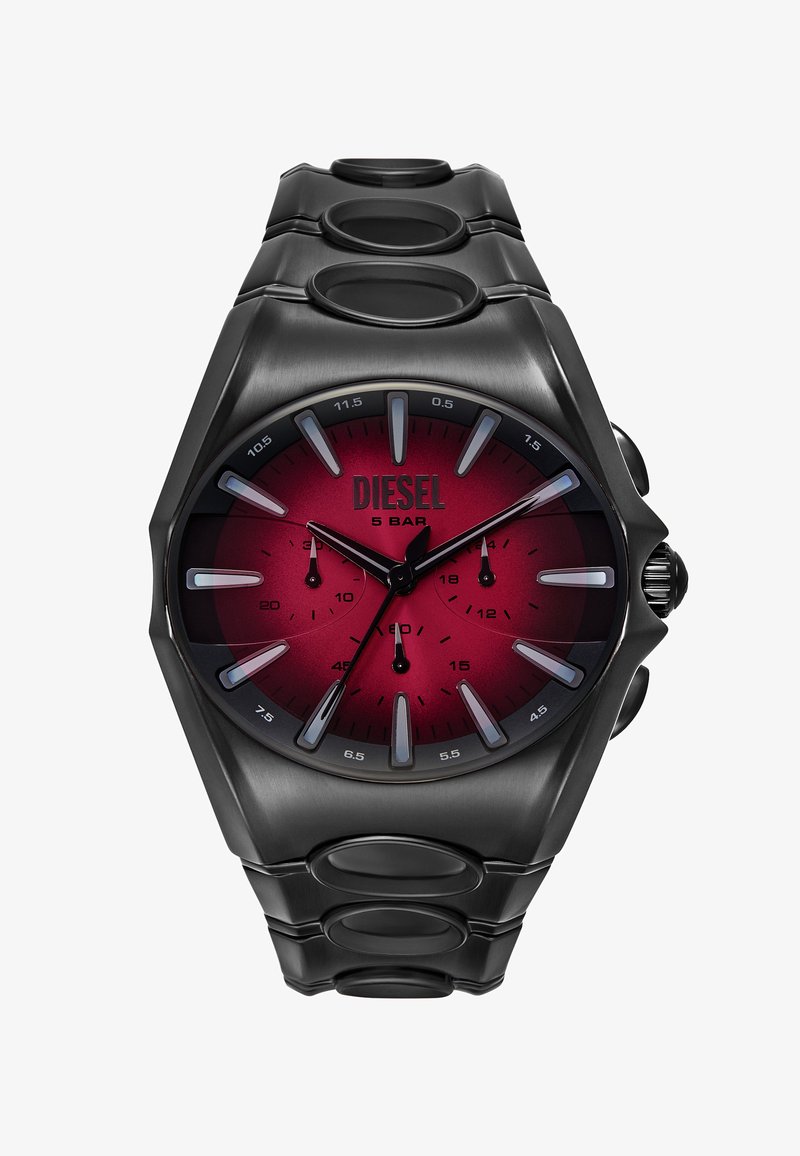Zwarte roestvrijstalen horloge met een ronde rode gradient wijzerplaat, zilveren uurmarkeringen en drie sub-dials. Beschikt over een chunky schakelarmbandontwerp.