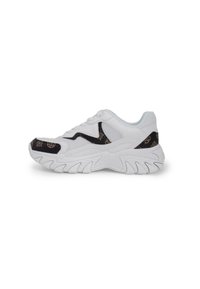 Sneaker bianco con suola spessa, motivi a onde neri con ragni color sabbia e motivi di zucche sui lati e nella zona delle dita.