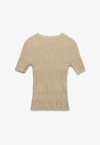 Beige gebreide top met korte mouwen, verticale ribbeltextuur, ronde halslijn en lichte rafeling aan de uiteinden van de mouwen. Niet-doorzichtig en nauwsluitend ontwerp.