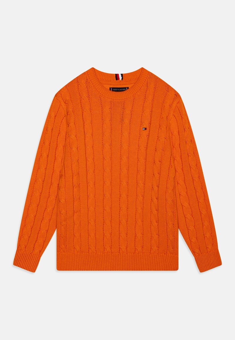 Pull en laine orange avec un col rond, des manches longues et des poignets et un ourlet côtelés. Présente un petit logo sur la poitrine.
