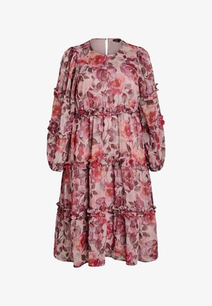 Ilgas rankoves, kelių ilgio suknelė su rožinės ir violetinės spalvų gėlių raštu, apvalia iškirpte, sluoksniuotais raukiniais ir suspaustu liemeniu bei rankovėmis.