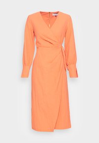 Vestido envolvente em tecido coral texturizado, com mangas longas, decote em V, detalhe de amarração lateral e comprimento até à metade da panturrilha. Zíper dourado na parte de trás.