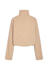 Jachetă bej scurtă cu mâneci lungi și guler înalt, văzută din spate.