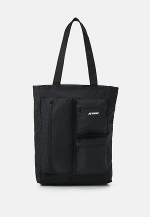 Borsa a spalla nera in nylon con due tasche frontali con cerniera, manici lunghi e una forma rettangolare semplice. Presenta un logo in basso a destra.