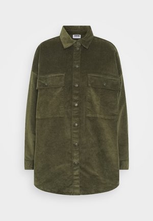 Oversized olivengrøn fløjlsjakke med lange ærmer, knaplukning foran, krave og to brystlommer med knapper.