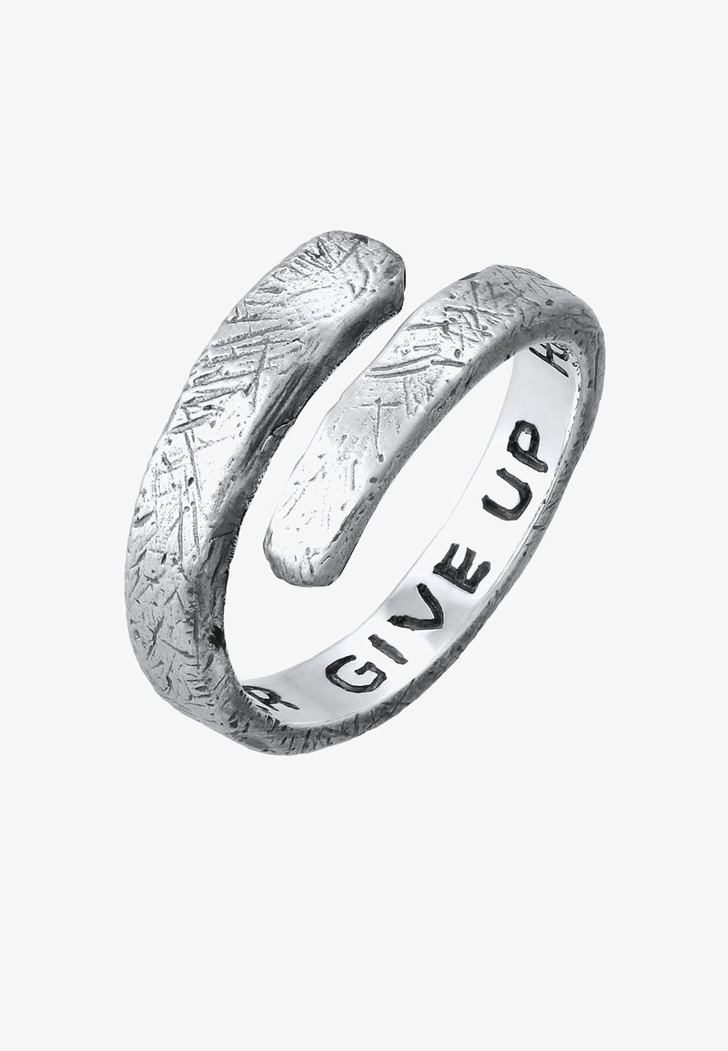 Silberner Ring mit offenem Design, strukturiertem Finish und eingravierter Phrase "NIE AUFGEBEN" im Inneren des Rings. Minimalistischer und moderner Stil.
