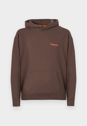 Hnedá mikina s kapucňou vyrobená z mäkkej tkaniny, s predným vreckom a oranžovým logom na ľavej hrudi. Klasický strih s rebrovanými manžetami.