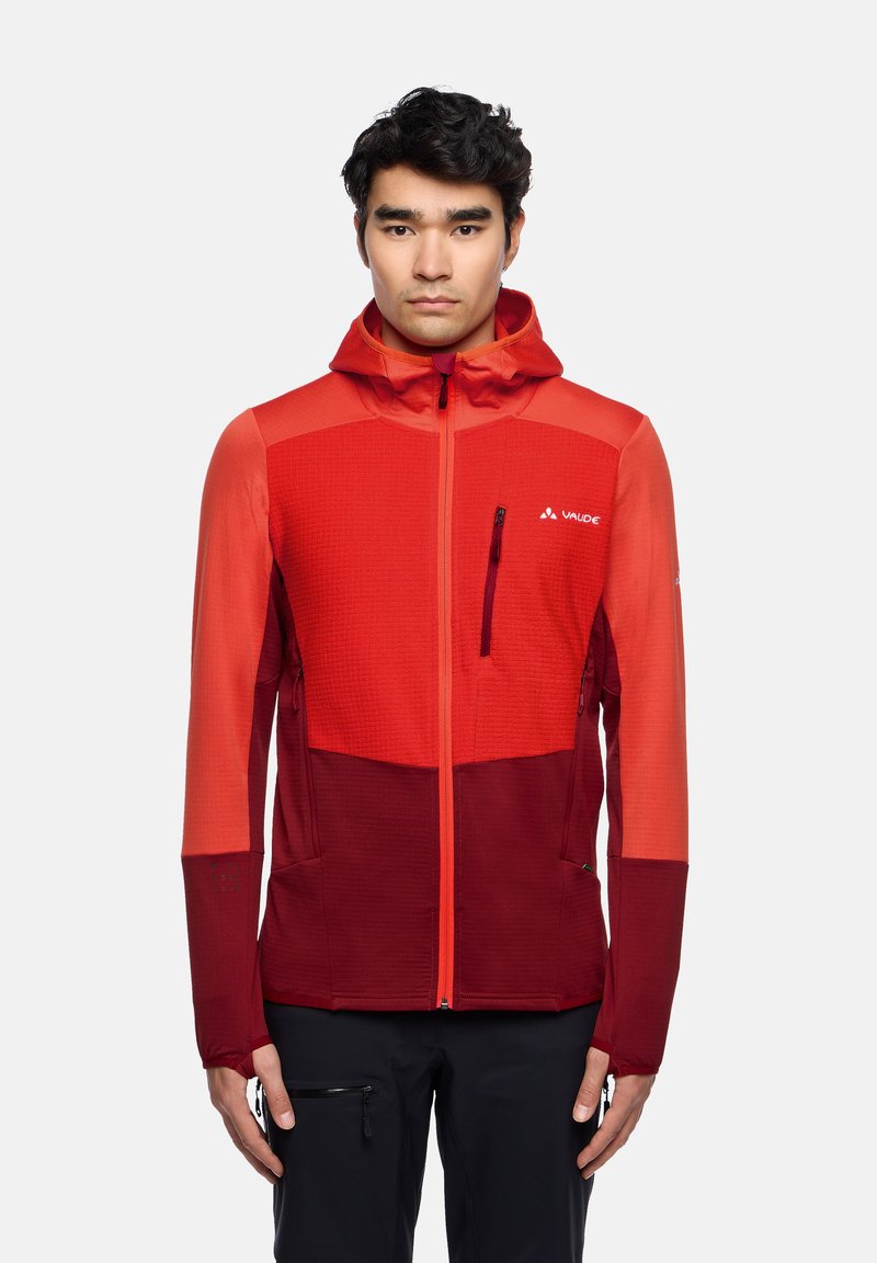 Rot und dunkelroter Reißverschlussjacke mit Kapuze, aus strukturiertem Stoff gefertigt, mit zwei Taschen und einem Logo auf der Brust.