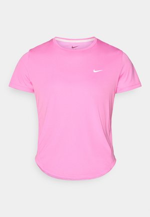 T-shirt Nike rose avec un col rond, des manches courtes et un logo blanc sur la poitrine gauche, fabriqué en tissu lisse et léger.
