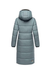 Padded coat v svetlom modrom odtieni s kapucňou, charakterizovaný vertikálnym prešívaním, dlhými rukávmi a čiernymi pletenými manžetami. Malé logo značky na leme.