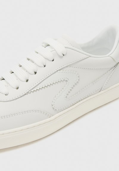 Stuart Weitzman RUNAROUND - Baskets basses - white