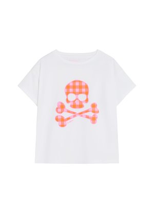 Camiseta blanca de manga corta con un diseño central de calavera y huesos cruzados en cuadros rosas y naranjas en el frente.