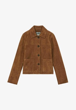 Brun ruskindsjakke med krave, knaplukning foran, to store lommer foran og lange ærmer. Glat tekstur med et minimalistisk design.