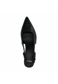 Zwarte leren slingback pump met een spitse neus, open zijkanten en een kleine sluiting met gesp. Gladde textuur met een eenvoudig ontwerp.