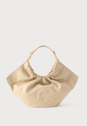 Borsa beige in morbida pelle con parte superiore arricciata, logo in rilievo sul davanti e manico corto fissato da anelli a catena dorati.