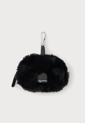Piccola pochette nera pelosa con cerniera e moschettone argentato, con piccolo logo che recita Karl Lagerfeld Jeans.