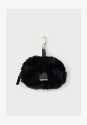 Kleine schwarze pelzige Tasche mit Reißverschluss und silbernem Karabinerhaken, mit kleinem Logo mit der Aufschrift Karl Lagerfeld Jeans.