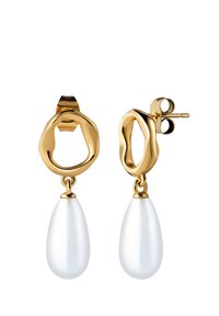 Pendientes de oro con un aro de forma orgánica y una perla en forma de lágrima blanca colgando de cada uno. Textura suave y brillante con un diseño moderno.