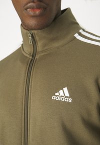 adidas Sportswear 3-STRIPE - Träningsset - olive strata