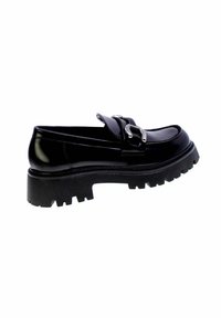 Mocassino in pelle nera lucida con suola a carrarmato chunky e dettaglio in fibbia argentata su sfondo bianco.