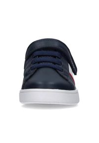 Sneaker in pelle blu con suola bianca, dotato di lacci blu e una fascia in Velcro. Accentuato da una striscia rossa sul lato. Design di punta tonda piatta.