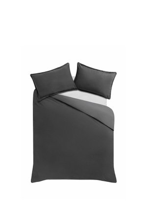 Dunkelgraues Bettwäsche-Set mit zwei passenden Kissenbezügen auf einem weißen Bett, eine Ecke des Bezugs zurückgefaltet.