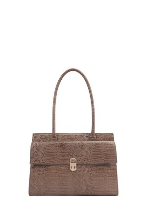 Sac à main en simili-crocodile marron avec une texture lisse, de forme rectangulaire et à doubles poignées. Présente un détail de fermoir métallique.