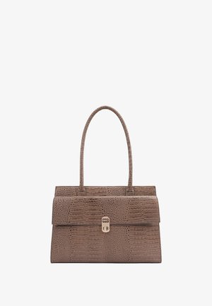 Sac à main en simili-crocodile marron avec une texture lisse, de forme rectangulaire et à doubles poignées. Présente un détail de fermoir métallique.