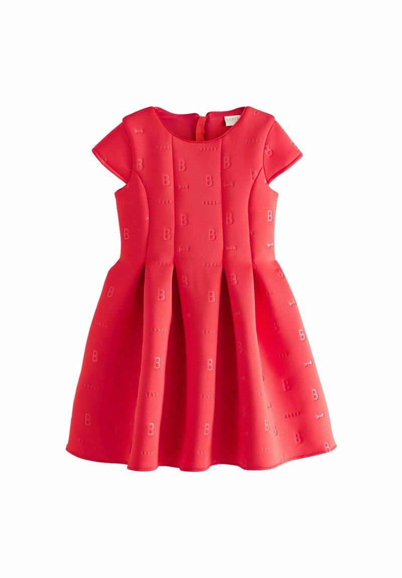 Robe rouge à manches courtes, en tissu texturé avec un motif en relief de nœuds et de lettres. Jupe plissée ajoutant du volume. Fermeture au dos.