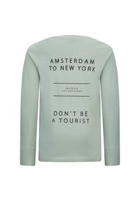 Langärmliges T-Shirt aus mintgrünem Baumwollstoff mit schwarzem Text: "AMSTERDAM NACH NEW YORK" und "SEI KEIN TOURIST" sowie horizontalen Linien.