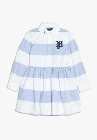 Šaty s dlouhým rukávem a límečkem v modro-bílých vodorovných pruzích. Mají nařasený pas a vyšitou "P" na levé části hrudníku.