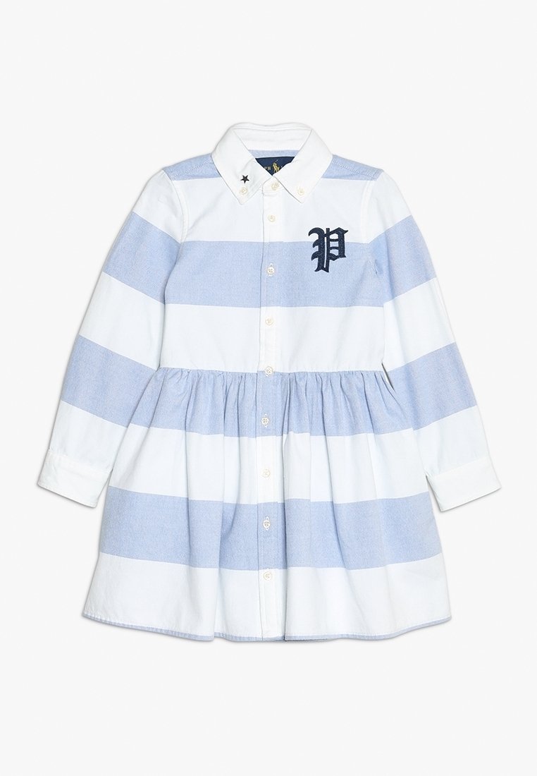 Šaty s dlouhým rukávem a límečkem v modro-bílých vodorovných pruzích. Mají nařasený pas a vyšitou "P" na levé části hrudníku.