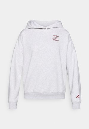 Grå hettegenser med avslappet passform, med en rød logografikk på brystet og en liten rød detalj på venstre erme.