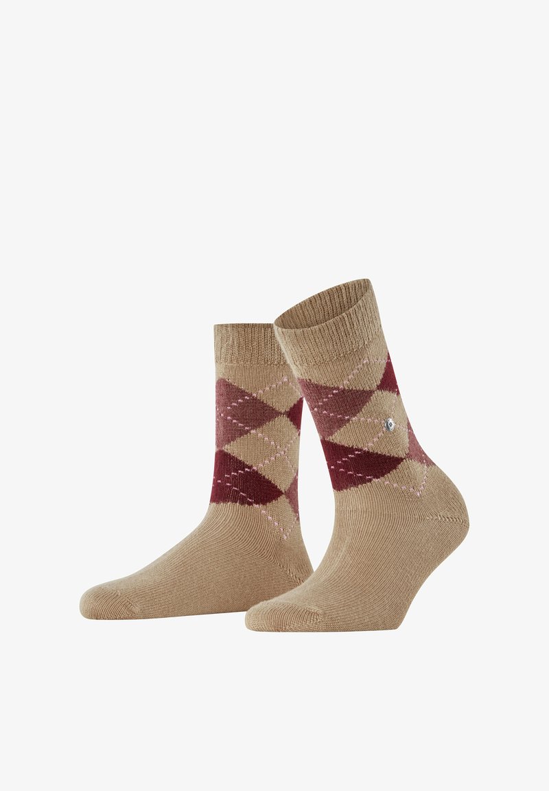 Brązowe skarpetki w wzór argyle w czerwone i różowe romby. Żebrowany mankiet, gładka tekstura oraz mała ozdobna emblemat po boku.