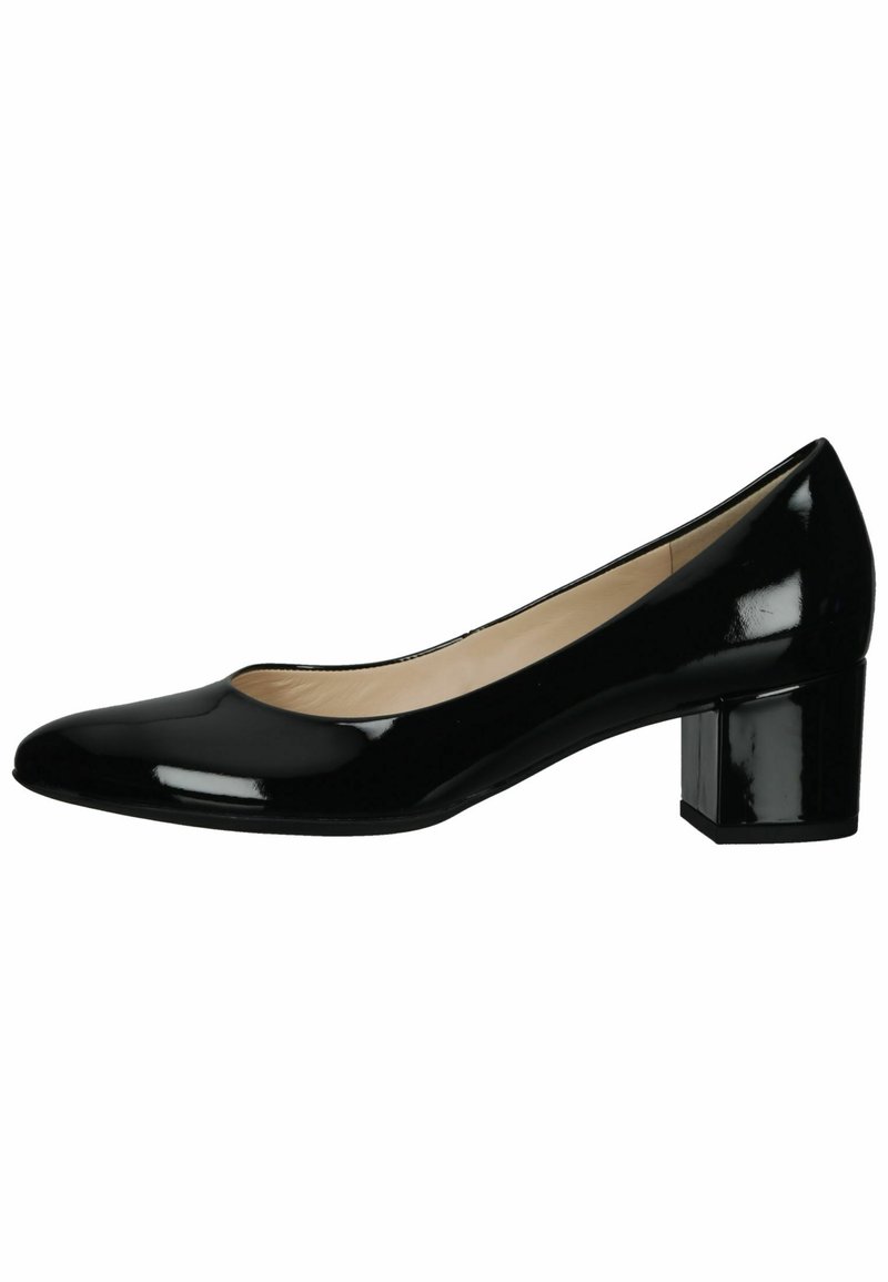 Pompe en cuir verni noir avec un bout arrondi, un talon bloc bas et une finition lisse. Présente un design subtil de découpes sur le devant.