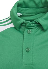 Polo verde con colletto, apertura a tre bottoni e strisce bianche a contrasto sulle spalle, realizzato in tessuto testurizzato.